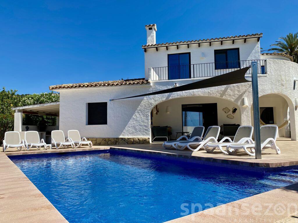 Luxury holiday villa for 8 people with swimming pool of 8 x 4 meters.