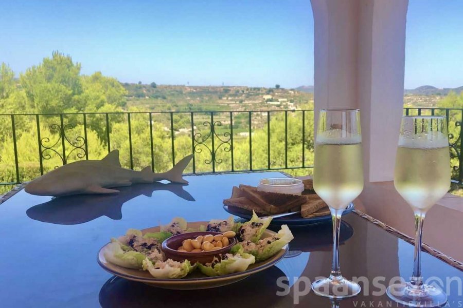 Vakantievilla in Moraira met groot overdekt terras in directe verbinding met de woonkamer.