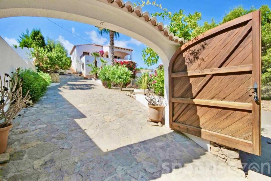 Vakantievilla in Moraira met ruime carport en plaats voor 3 autos's