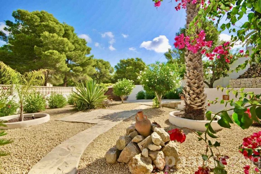 Vakantievilla in Moraira met grote mediterrane tuin