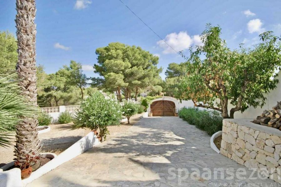 Vakantievilla in Moraira met grote mediterrane tuin