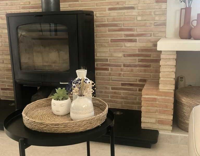 Vakantievilla in Moraira met lichte woonkamer en gezellige open haard.