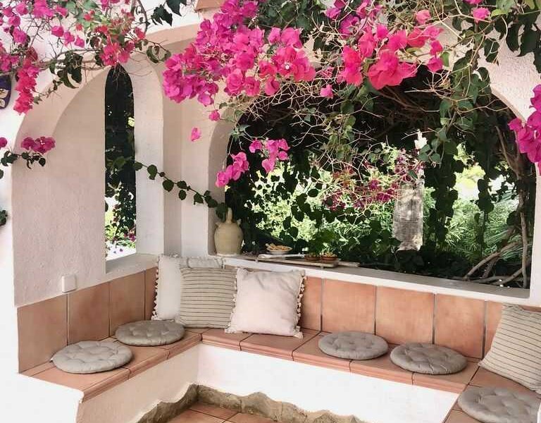 Vakantievilla in Moraira met diverse zitjes in de tuin