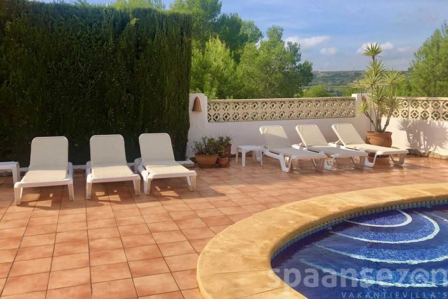 Vakantievilla in Moraira met rondom het grote zwembad een ruim terras.