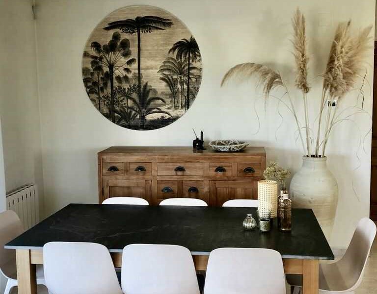 Vakantievilla in Moraira met grote woonkamer met daaraan vast een eethoek met grote eettafel.