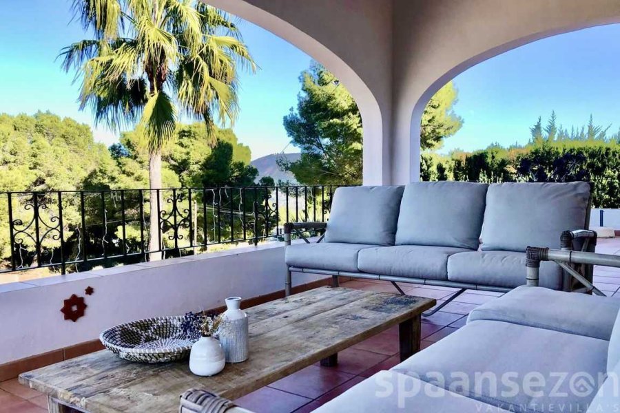 Vakantievilla in Moraira met comfortabele loungehoek op het overdekte terras