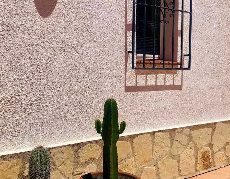 Vakantievilla Juntos in Moraira heeft een mediterrane tuin