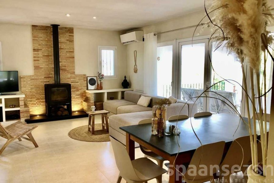 Vakantievilla Moraira met lichte woonkamer.