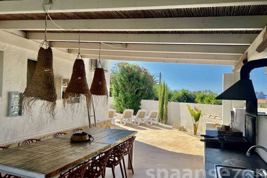 Luxe vakantievilla in Moraira met een grote BBQ ruimte met een ruime eettafel.