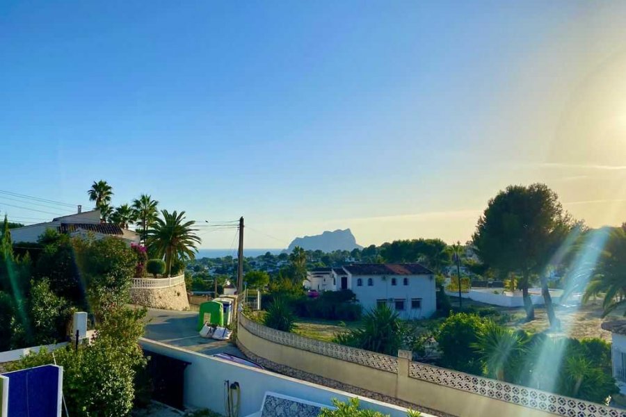 Luxe vakantievilla in Moraira met zeezicht vanaf het balkon.