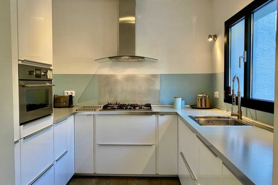 Luxe vakantievilla in Moraira met halfopen keuken.