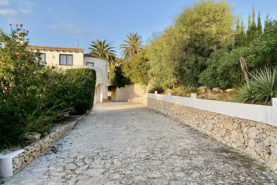 Luxury holiday villa in Moraira with spacious driveway for several cars.