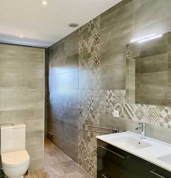Luxe vakantievilla in Moraira met 3 badkamers. Allen voorzien van een regendouche.