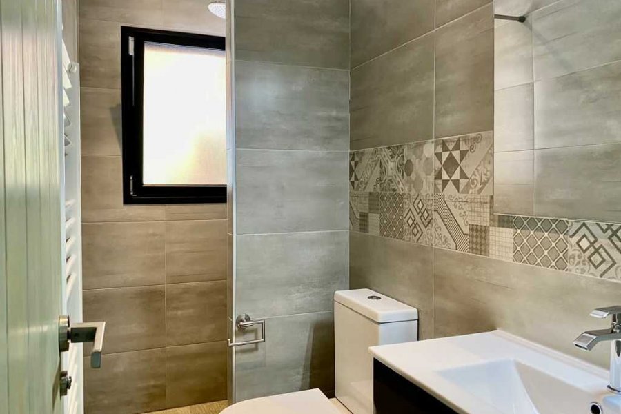 Luxe vakantievilla in Moraira met 3 badkamers. Allen voorzien van een regendouche.