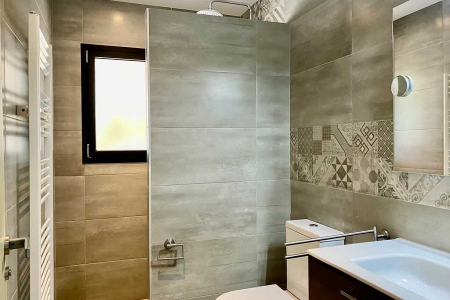 Luxe vakantievilla in Moraira met 3 badkamers. Allen voorzien van een regendouche.