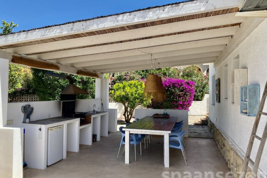 Luxe vakantievilla in Moraira met een grote BBQ ruimte met een ruime eettafel.