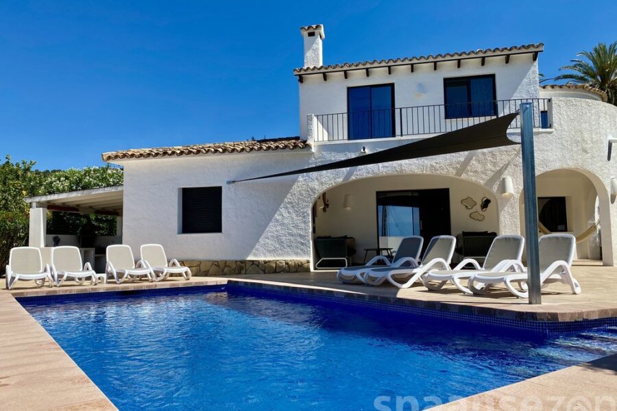 Villa El Nido in Moraira is een 8 persoons vakantievilla met privé zwembad.
