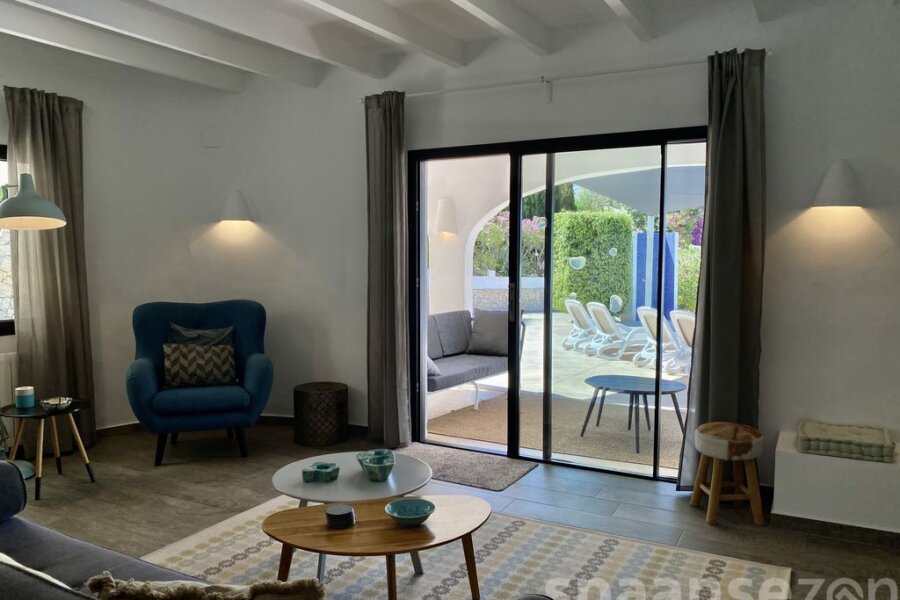 Luxe vakantievilla in Moraira met gezellige woonkamer en veel natuurlijke lichtinval. Luxe vakantievilla in Moraira met gezellige woonkamer en veel lichtinval in de woonkamer.