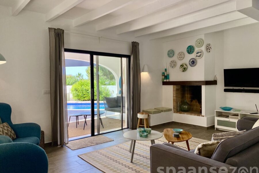 Luxe vakantievilla in Moraira met een lichte woonkamer die direct aansluit op het overdekte terras.