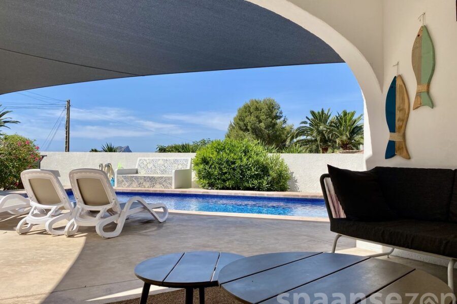 Het overdekte loungehoekje van Villa El Nido heeft zicht op het privé zwembad