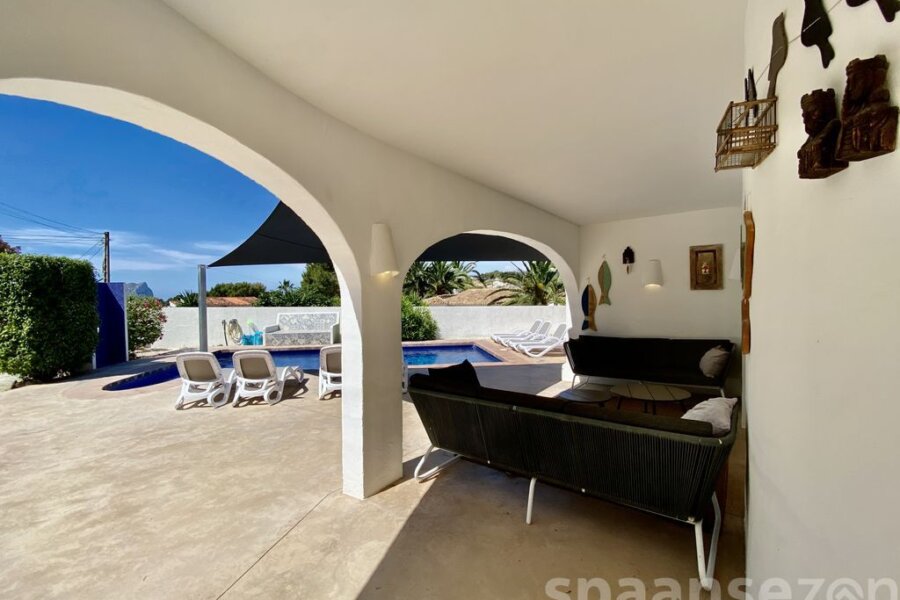Luxe vakantiehuis met overdekt terras en comfortabele loungeset