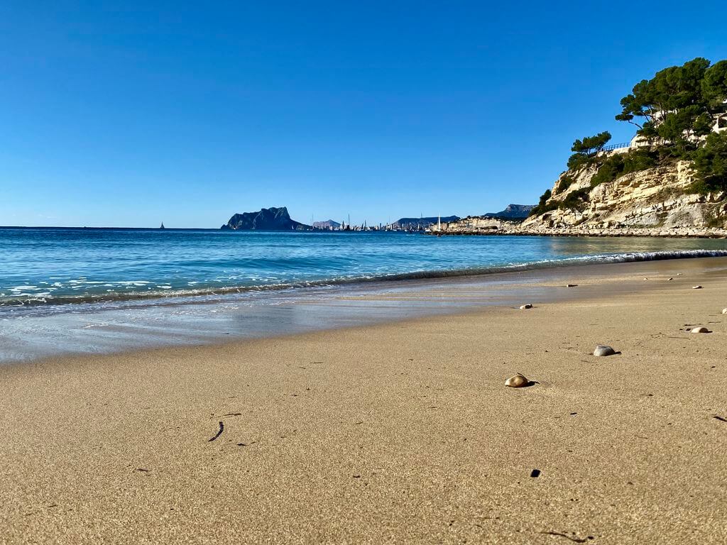 In Moraira vind je mooiste zandstanden van de Costa Blanca