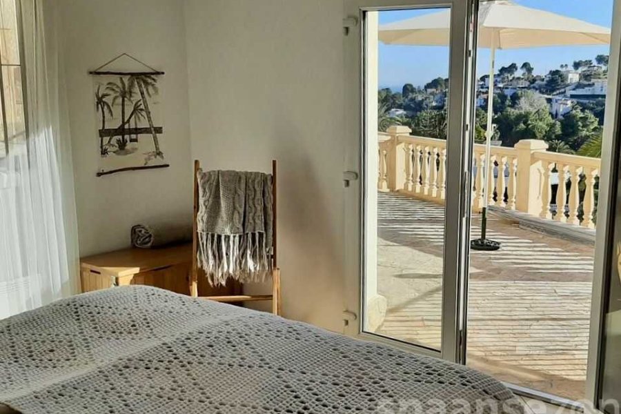 Bedroom with access to terrace
