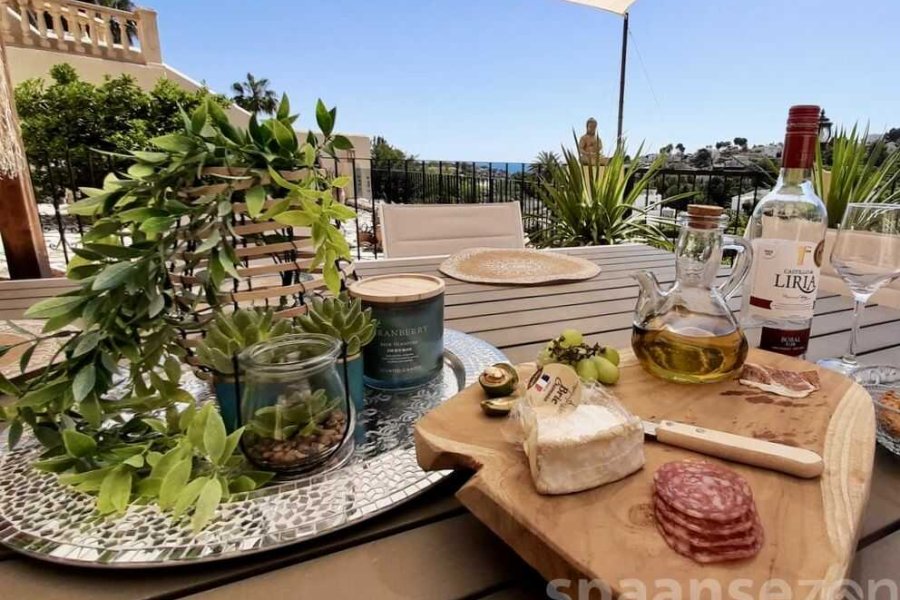 Vakantievilla Terramar in Benissa heeft meerdere terrassen met zeezicht waarvan 1 met buitenkeuken