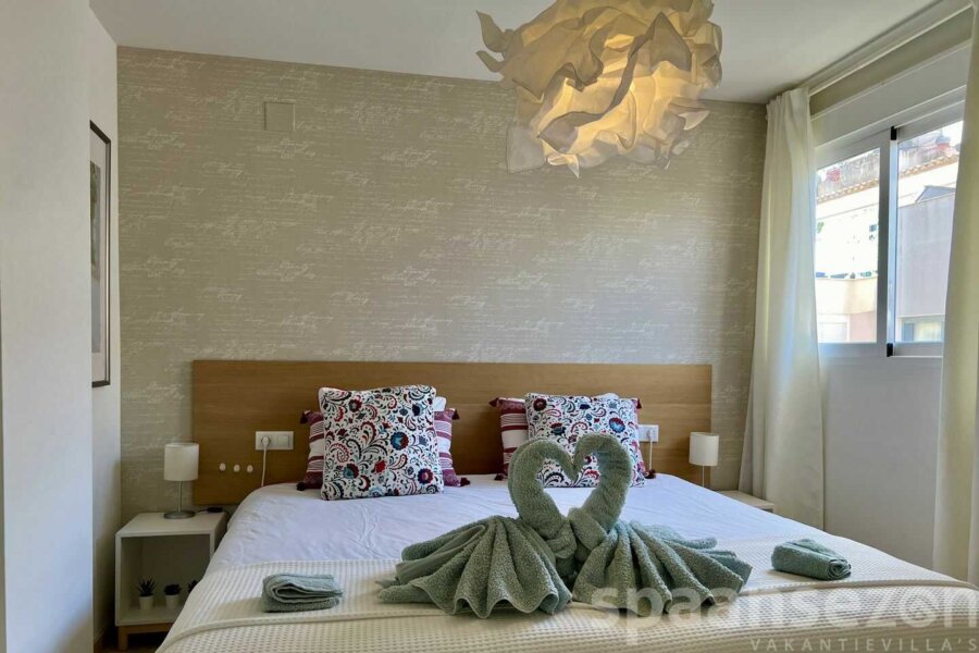 Het penthouse heeft een tweede slaapkamer met een tweepersoonsbed met enkele matrassen