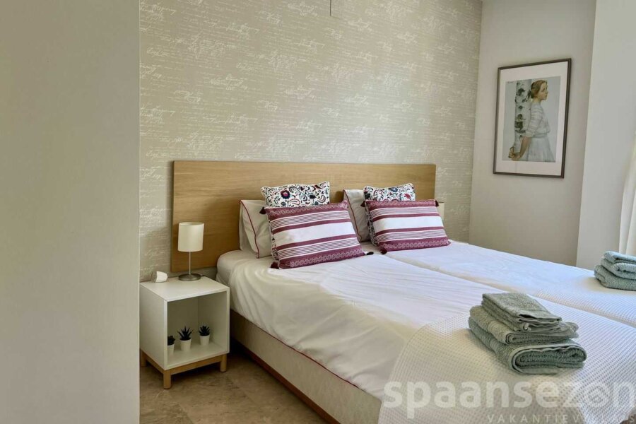 Het penthouse heeft een tweede slaapkamer met een tweepersoonsbed met enkele matrassen