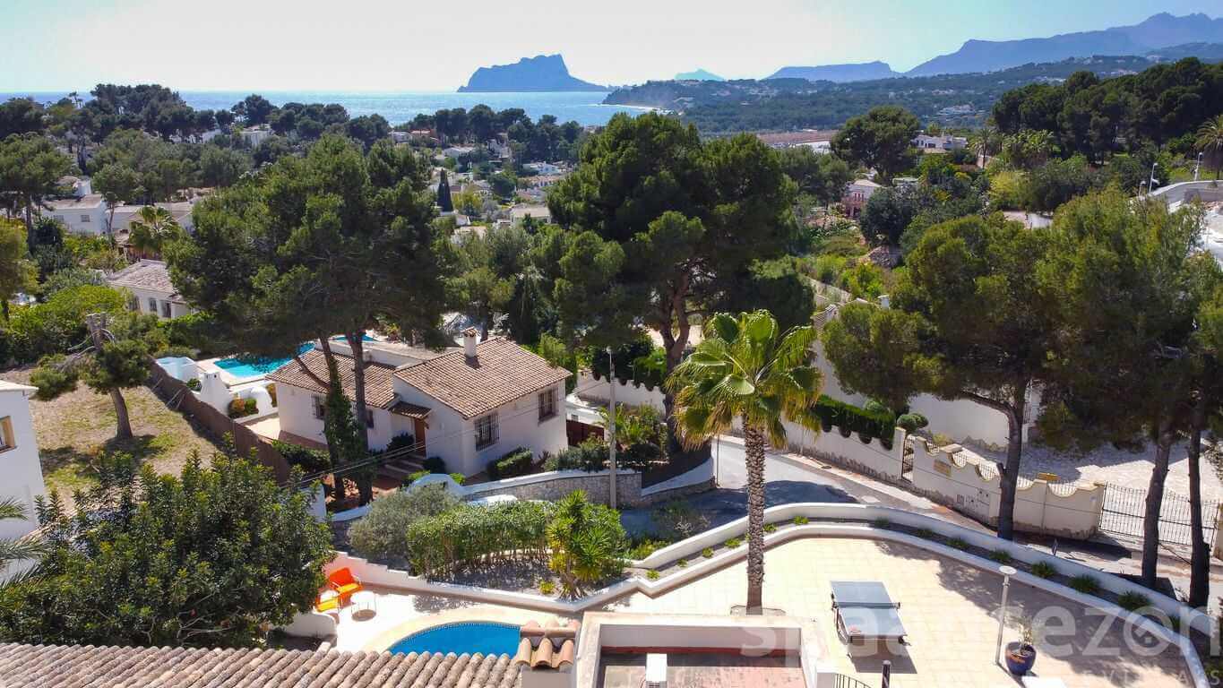 Villa Zara in Moraira is near the sea and has beautiful views