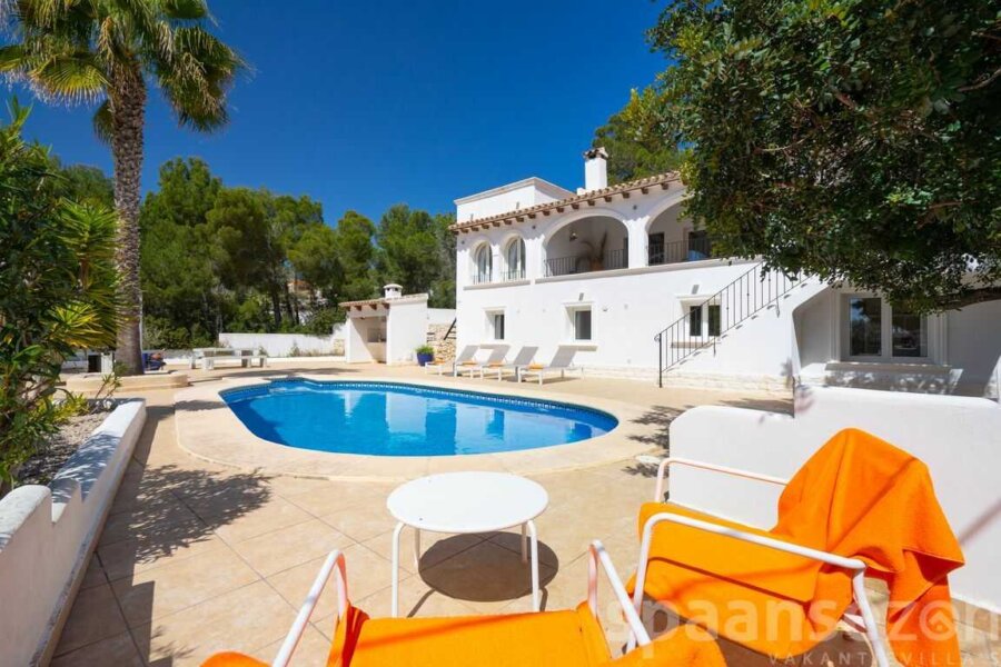 Vakantiehuis Zara in Moraira heeft een ruime tuin met diverse zitjes, ligbedden en een privé zwembad