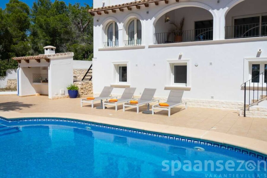 Vakantiehuis Zara in Moraira heeft een eigen zwembad en diverse ligbedden rondom