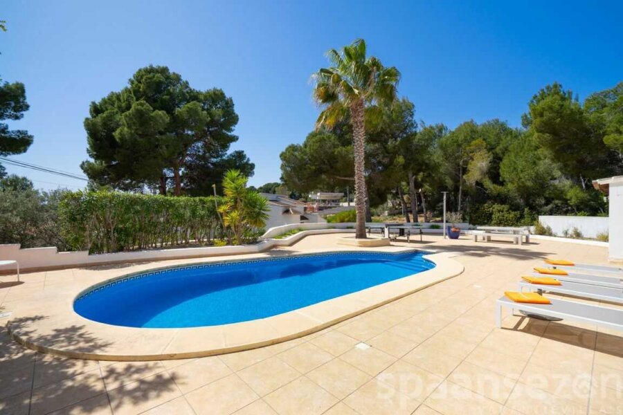 Vakantiehuis Zara in Moraira heeft een grote tuin die volop privacy biedt en een eigen zwembad heeft