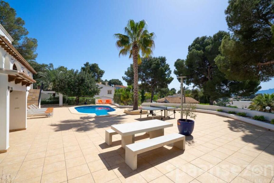 Vakantiehuis Zara in Moraira heeft in de ruime tuin diverse zitjes en ligbedden