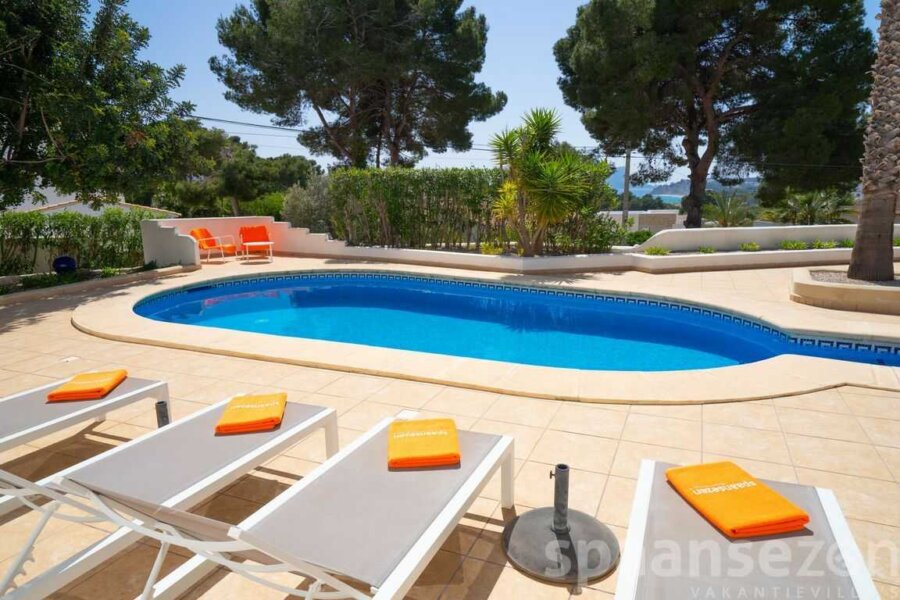 Vakantiehuis Zara in Moraira heeft een eigen zwembad met rondom een groot terras inclusief ligbedden