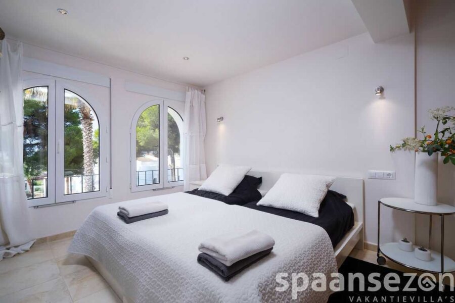 Vakantiehuis Zara in Moraira heeft 4 slaapkamers waarvan de hoofdslaapkamer en ensuite badkamer heeft
