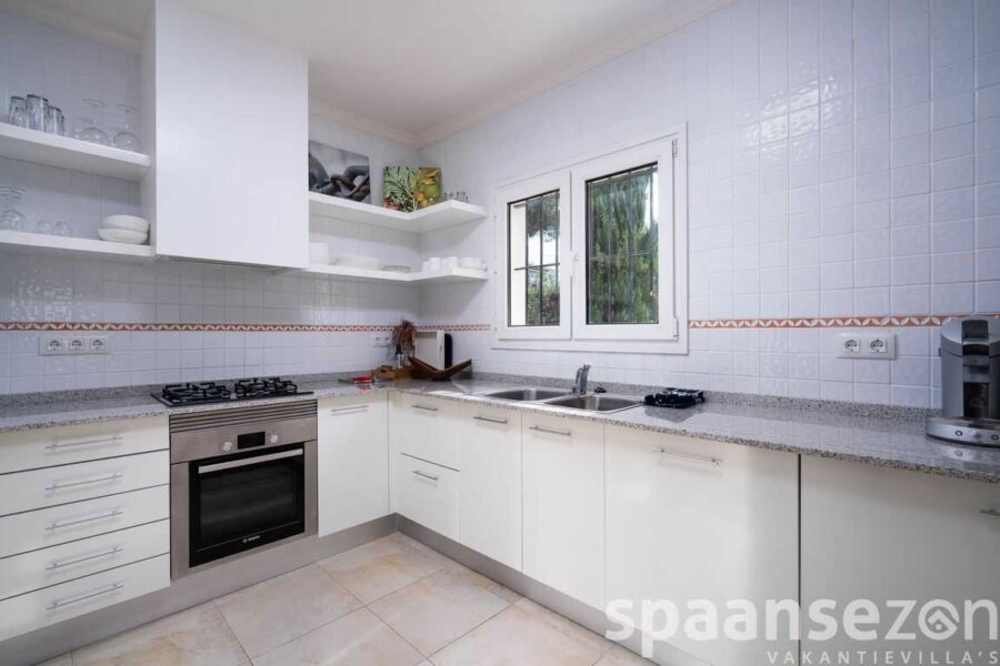 Vakantiehuis Zara heeft een ruime keuken die van alle gemakken is voorzien