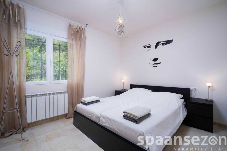 Vakantiehuis Zara in Moraira heeft ruime slaapkamer met airco en inbouwkasten