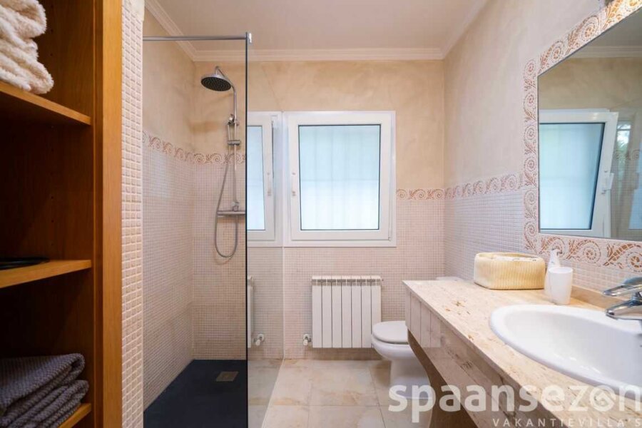 Vakantiehuis Zara nabij centrum Moraira heeft 3 badkamers waarvan eentje ensuite