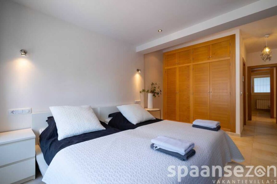 Vakantiehuis Zara in Moraira heeft ruime slaapkamer met airco en inbouwkasten