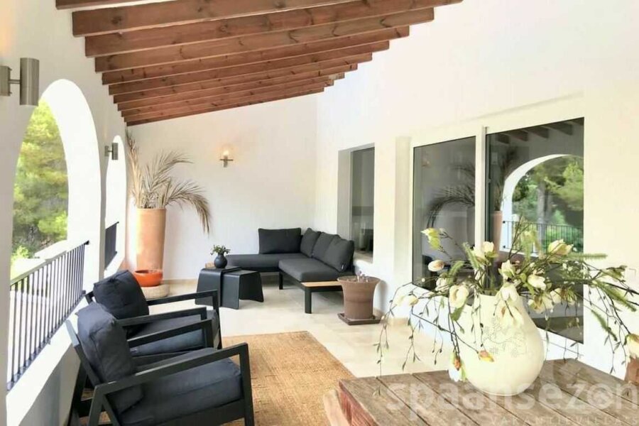 Vakantiehuis Zara heeft een groot overdekt terras direct aan de woonkamer met onder andere zeezicht