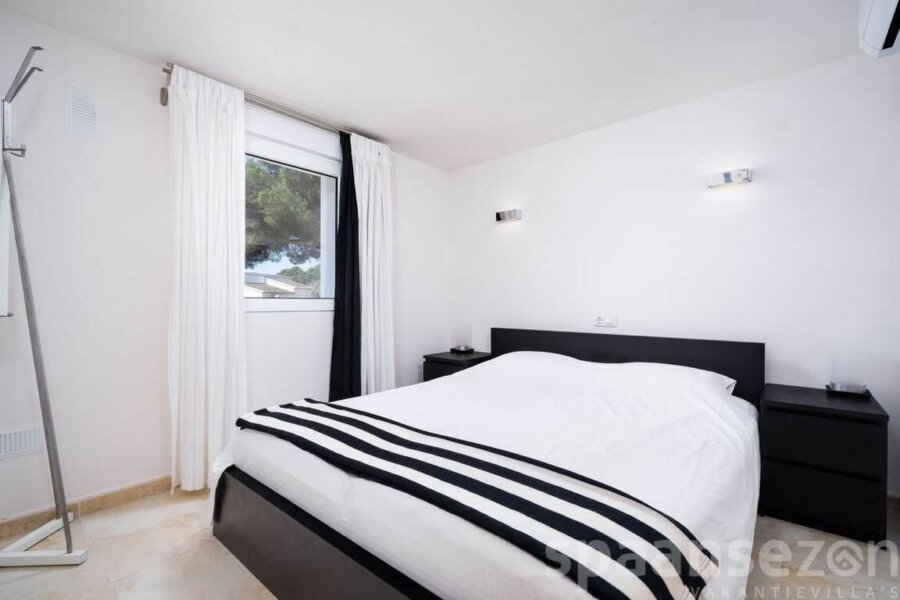 Vakantiehuis Zara in Moraira heeft ruime slaapkamer met airco en inbouwkasten
