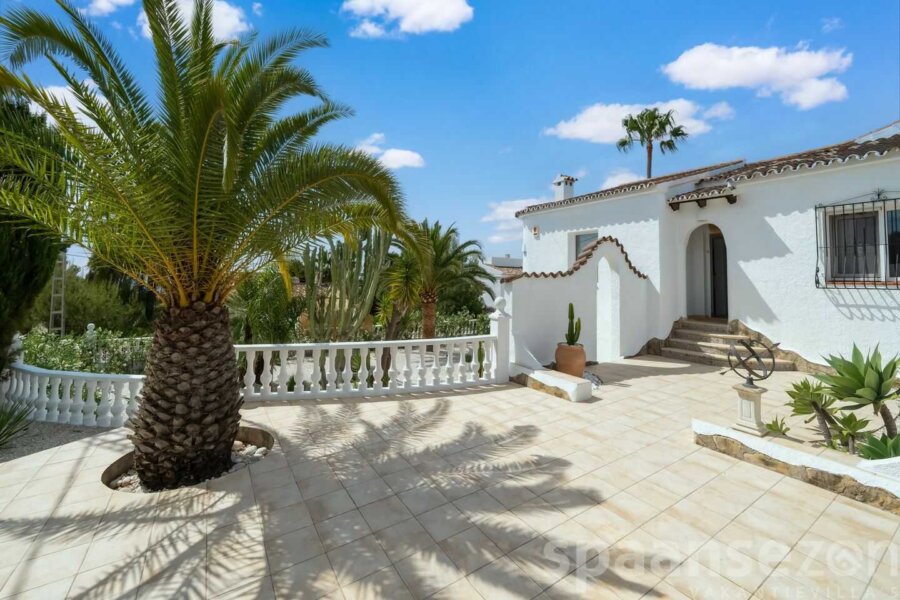Villa Paraiso in Moraira is een gelijkvloerse villa met enkel 4 trede om in huis te komen