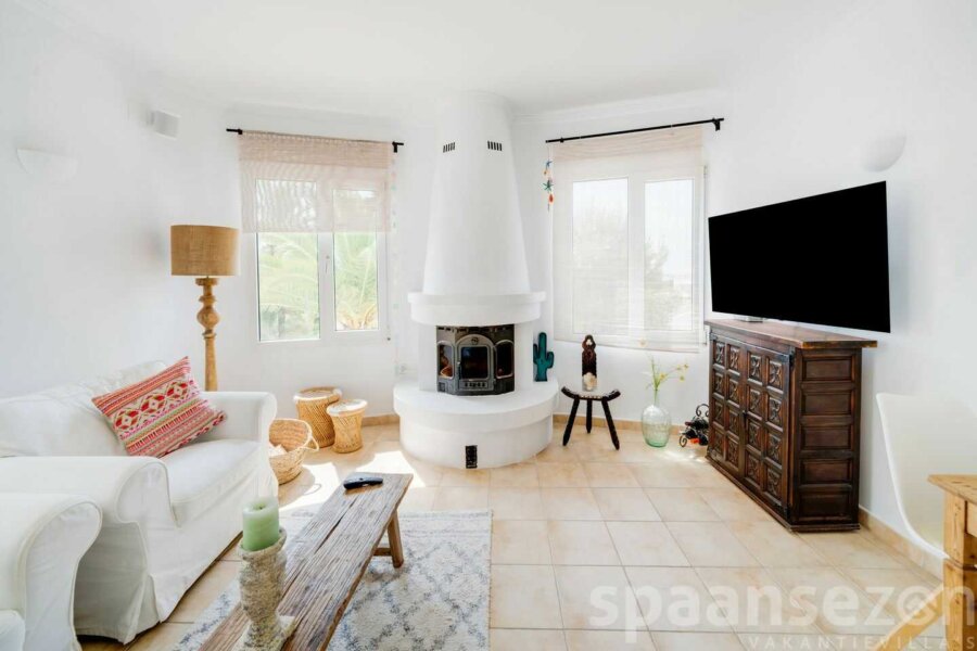 Villa Paraiso in Moraira heeft een knusse woonkamer met airconditioning.