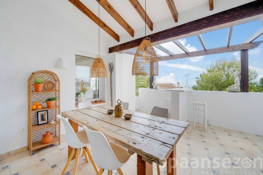 Villa Paraiso in Moraira heeft een gezellige overdekt terras aan de woonkamer