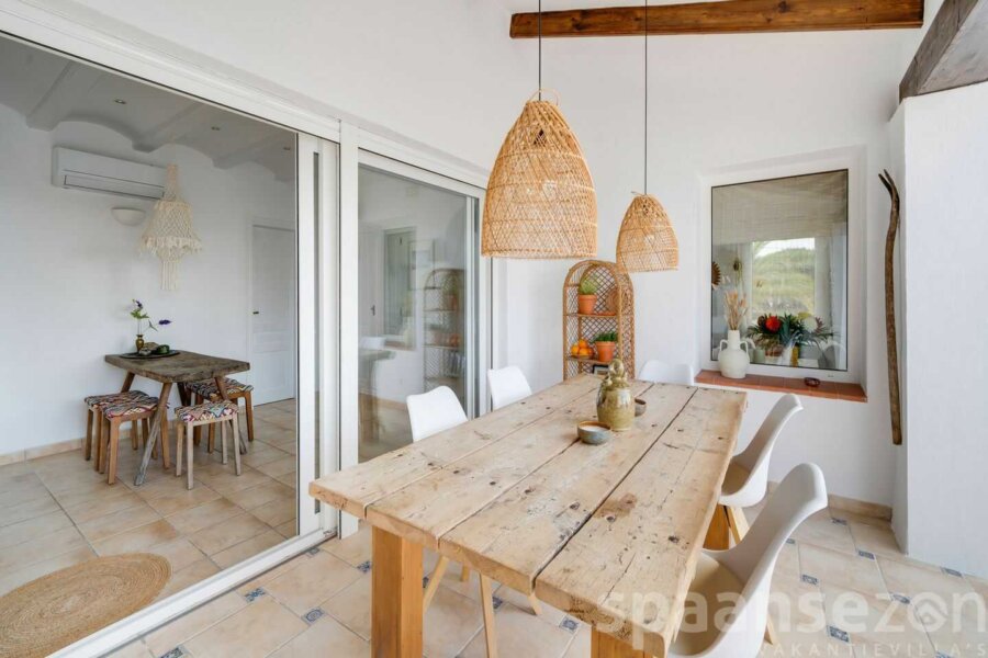 Villa Paraiso in Moraira heeft een gezellige terras direct aan de woonkamer