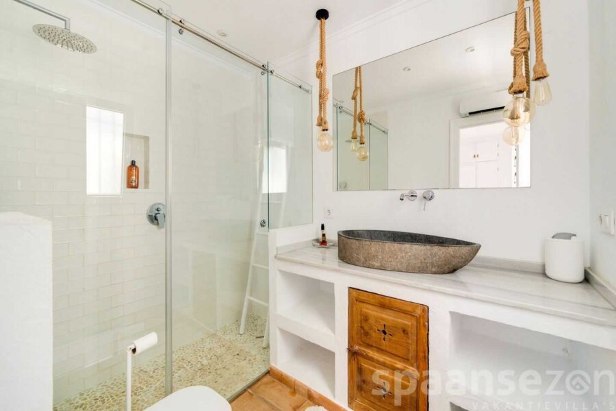 Villa Paraiso in Moraira heeft 2 badkamers waarvan 1 en-suite is