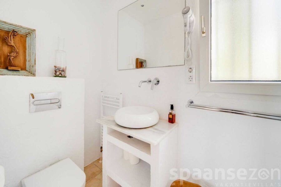 Villa Paraiso in Moraira heeft 2 badkamers waarvan 1 en-suite is