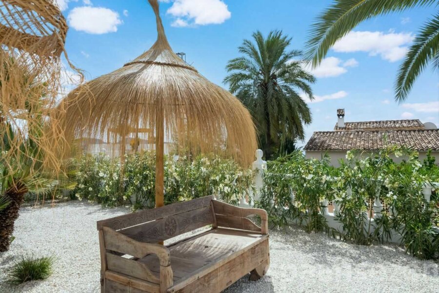 Villa Paraiso in Moraira heeft in de mediterrane tuin meerdere zitjes